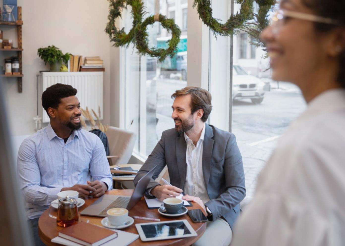 Oficina de Uulmatic Xruntos en Santiago mostrando el ambiente de trabajo colaborativo